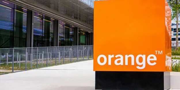 Façade de bureaux et logo de l'opérateur telecom orange